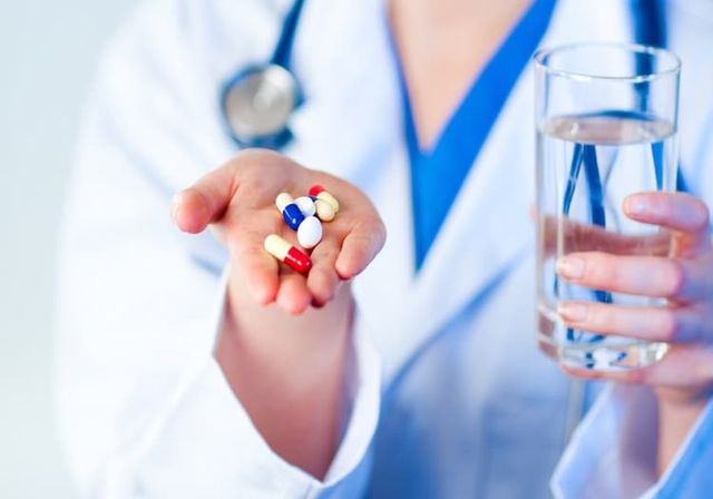 Какие лекарства для снятия приступа стенокардии: признаки и лечение, продукты, таблетки, таблица